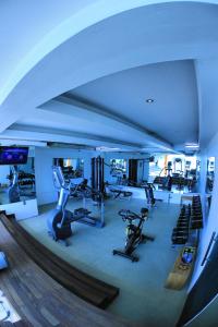 Hotel Real de Don Juan في تيبيك: صالة ألعاب رياضية مع العديد من أجهزةالجري والأجهزة البيضية