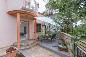 a patio with a table and an umbrella at Apartman Studio in Pula