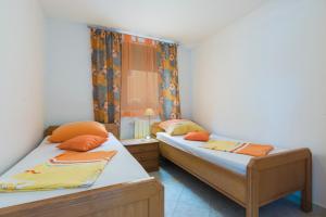 two beds in a small room withermottermottermottermott at Apartman Studio in Pula