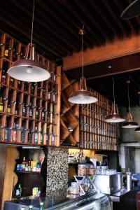 een bar met verschillende lichten boven een toonbank bij Hotel Real de Don Juan in Tepic