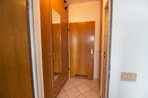a hallway with a door leading to a bathroom at Apartman Studio in Pula