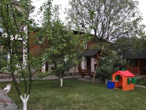 a backyard with a play house and a dog house at Guest House Perlyna in Verkhovyna