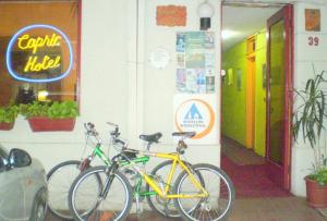 dos bicicletas estacionadas frente a un edificio en Hotel Capric, en Viña del Mar