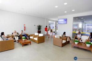 a group of people sitting in a waiting room at Everest Flat Service in Caldas Novas