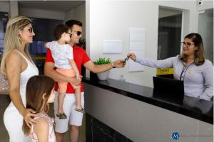 a group of people standing around a counter at Everest Flat Service in Caldas Novas +21 photos