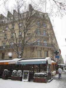 un autobús estacionado frente a un gran edificio en Hôtel De Nice, en París