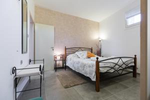 ein Schlafzimmer mit einem Bett in einem weißen Raum in der Unterkunft Apartments Karla & Marija in Petrcane