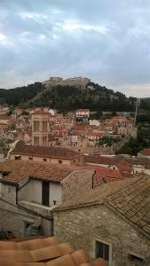 Nespecifikovaný výhled na destinaci Hvar nebo výhled na město při pohledu z apartmánu