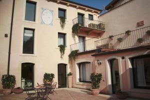 a building with a clock on the side of it at Relais Ristori B&B in Verona