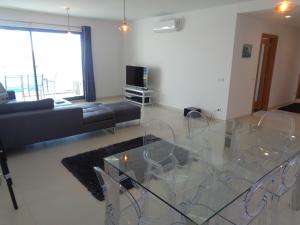 Televisyen dan/atau pusat hiburan di Paradisus Family Apartment in a Private Condo with Swimming Pool