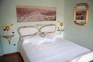 A bed or beds in a room at Relais Ristori