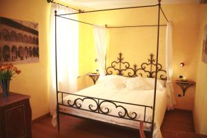 A bed or beds in a room at Relais Ristori