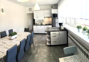eine Küche und ein Esszimmer mit Tischen und Stühlen in der Unterkunft Apartament Melisa in Szklarska Poręba