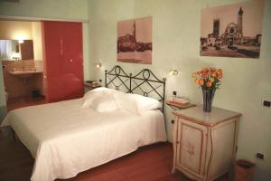 A bed or beds in a room at Relais Ristori