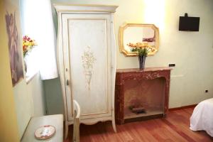 A bed or beds in a room at Relais Ristori