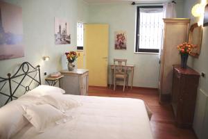 A bed or beds in a room at Relais Ristori