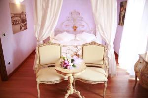 A bed or beds in a room at Relais Ristori