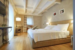 ein Schlafzimmer mit einem großen weißen Bett in einem Zimmer in der Unterkunft Relais Villa Miraglia in Cesarò