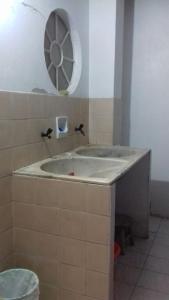 ein Bad mit einem Waschbecken und einem Ventilator in der Unterkunft Apartamento kitchenette in São Lourenço do Sul