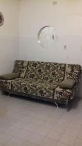 a couch sitting in the corner of a room at Apartamento kitchenette in São Lourenço do Sul