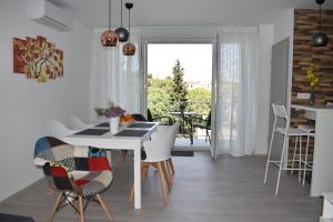cocina y comedor con mesa y sillas en Valkane apartment, en Pula
