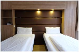 two beds sitting next to each other in a room at Motel Plus Berlin in Berlin