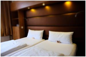 two beds sitting next to each other in a bedroom at Motel Plus Berlin in Berlin