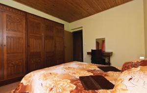 een slaapkamer met een bed met een deken erop bij Vito 2 in Pula