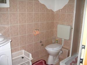 佐洛卡羅斯的住宿－卡尼賽公寓，一间带卫生间和水槽的浴室
