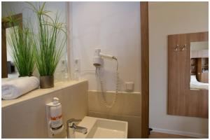 a bathroom with a sink and a shower at Motel Plus Berlin in Berlin