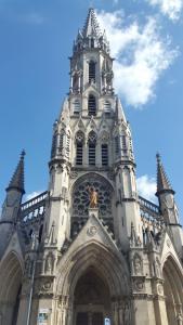 duży budynek z wieżą na górze w obiekcie NOCNOC - Le jardin du prefet w Lille
