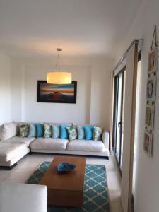 uma sala de estar com um sofá e uma mesa em Vista Mar em San Carlos