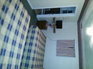 Camera con letto, finestra e ventilatore. di Holiday Motel a Orillia