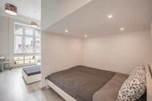 ブダペストにあるKings Cross Apartmentの白い部屋のベッドルーム1室(ベッド1台付)