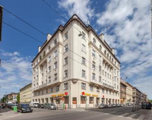 ブダペストにあるKings Cross Apartmentの通角の白い大きな建物