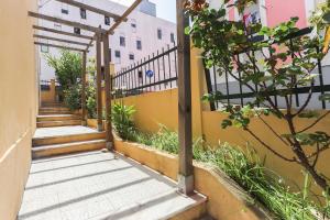 Relaxing Guesthouse - Sónias Houses في لشبونة: ممشى يؤدي لمبنى به سور