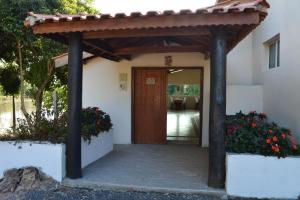 een toegang tot een huis met een houten deur bij Pousada Sitio Bom Fim in Serra Negra