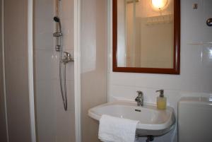 Ένα μπάνιο στο Apartments Zara +70 φωτογραφίες