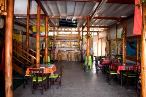 - un restaurant avec des tables et des chaises dans une salle dans l'établissement La Pachamama, à Máncora