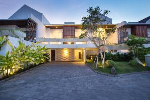 a house with a driveway in front of it at Villa Melati R3 Ungasan in Uluwatu