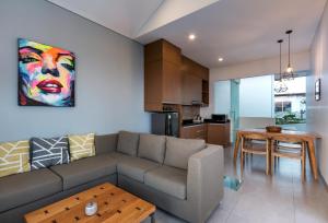 ein Wohnzimmer mit Sofa und Tisch in der Unterkunft Villa Melati R3 Ungasan in Uluwatu