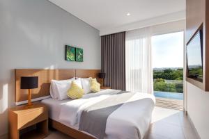 ein Schlafzimmer mit einem großen Bett und einem großen Fenster in der Unterkunft Villa Melati R3 Ungasan in Uluwatu + 10 Fotos