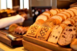 un mucchio di diversi tipi di pane su un tavolo di Kobe Portopia Hotel a Kobe