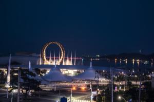 una vista notturna di una ruota panoramica di notte di Big O Show Guesthouse a Yeosu