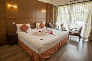 Uma cama ou camas num quarto em Waterfront Resort by KGH Group