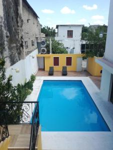 une piscine sur le toit d'un bâtiment dans l'établissement Izamal Plaza, à Izamal