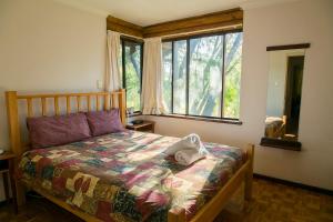een slaapkamer met een bed met een knuffeldier erop bij Wyadup Brook Cottages in Yallingup