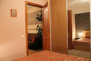 Un pat sau paturi într-o cameră la B Apartment in Vilnius