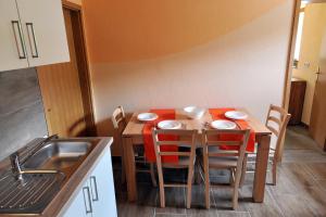 Kuchyň nebo kuchyňský kout v ubytování Apartma Marjetica II.