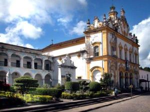 a building with a clock tower on top of it at Pousada Labarca in Cachoeira